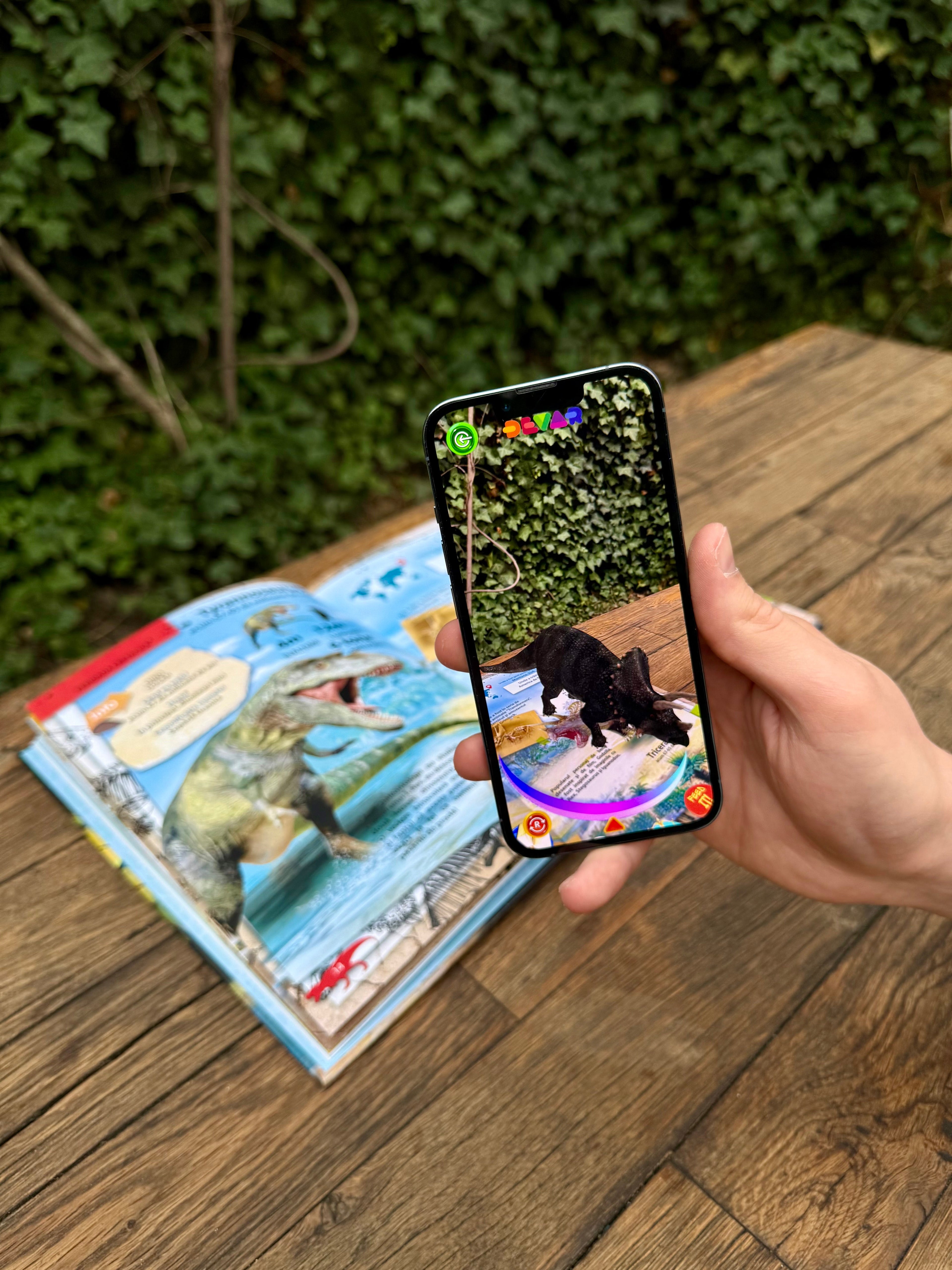 Dinozaurii-Enciclopedie cu Realitate Augmentată, 4D Carteom