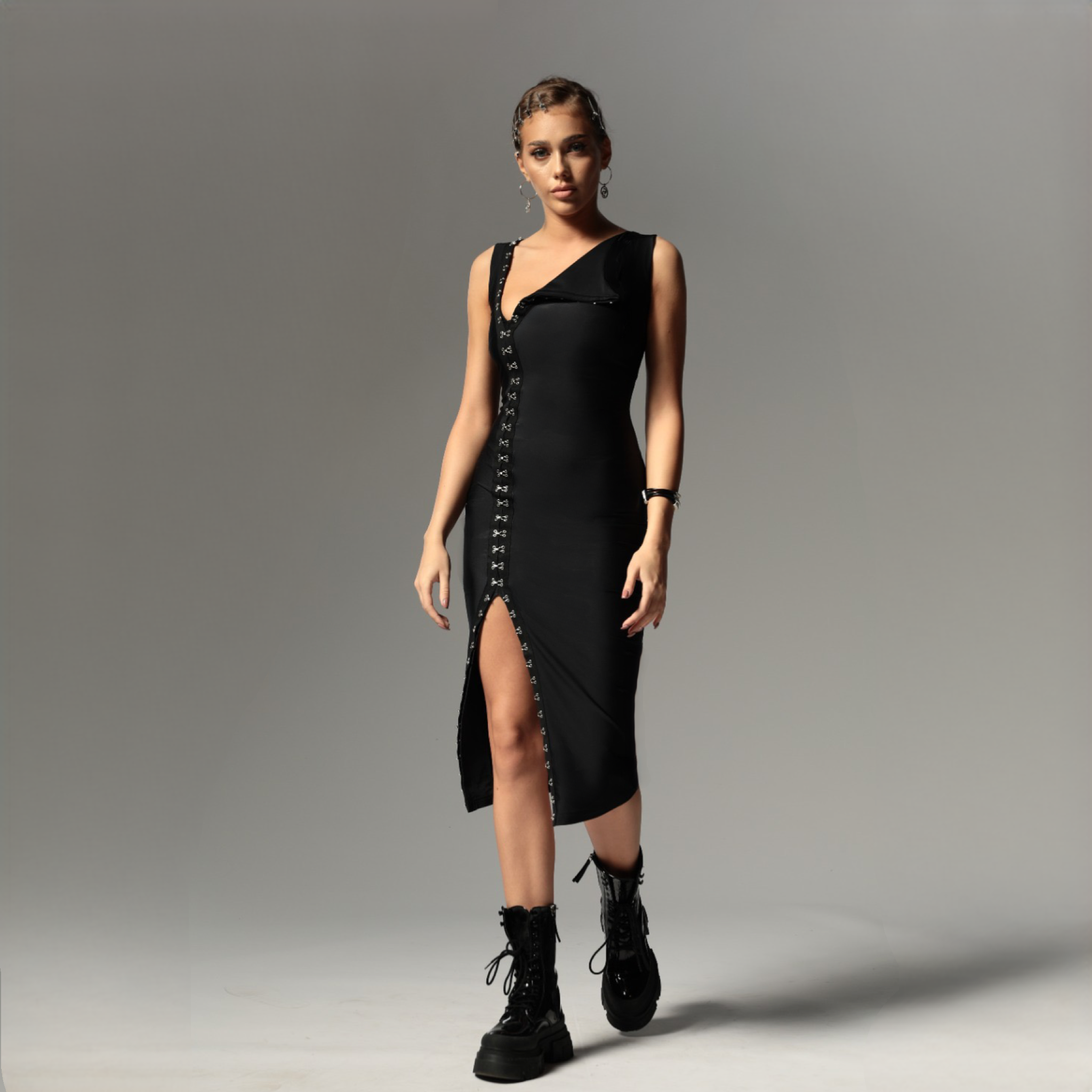 Rochie neagra din lycra cu copci metalice Alma Carolina D