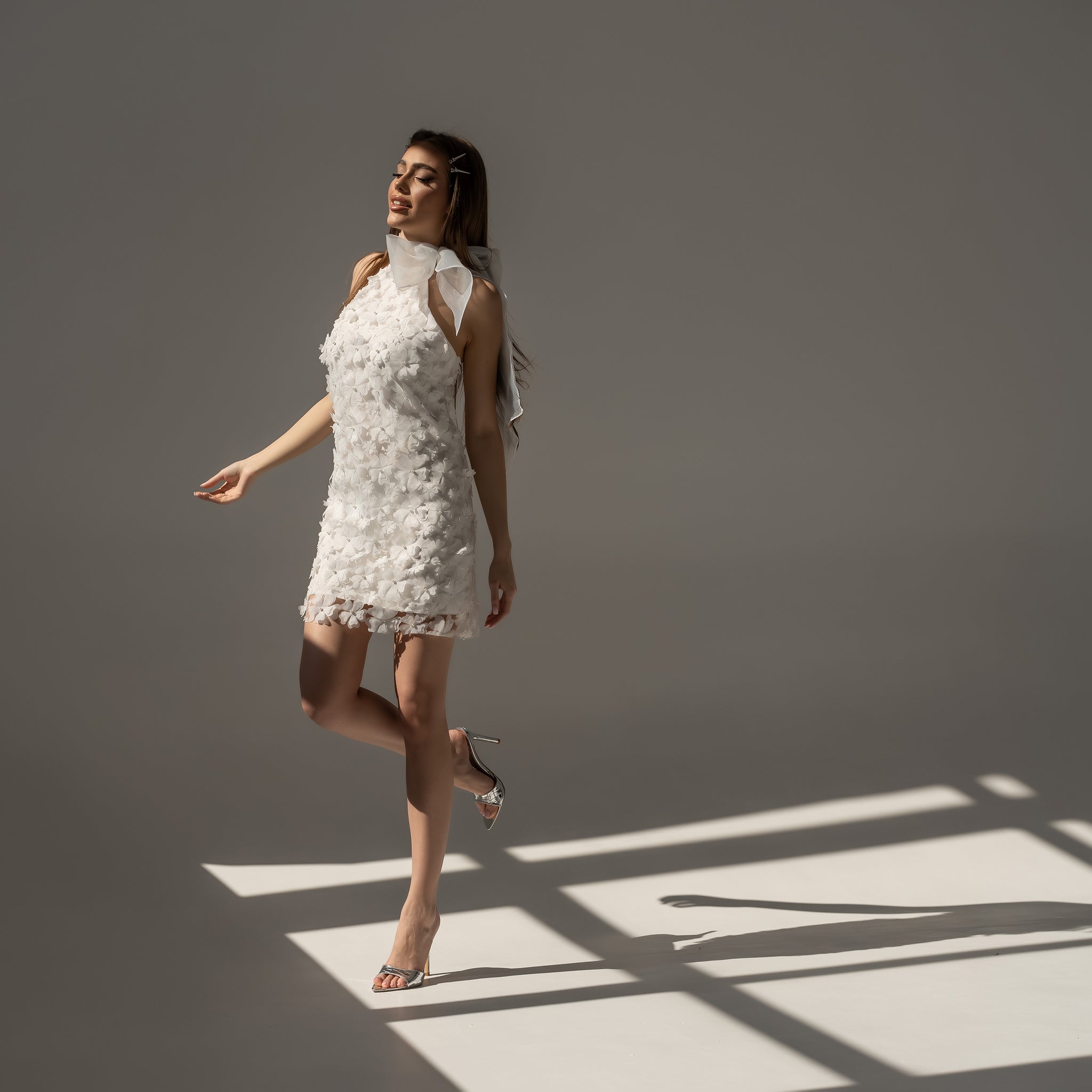 Rochie mini alba cu aplicatii din flori 3D Yes You Are Carolina D