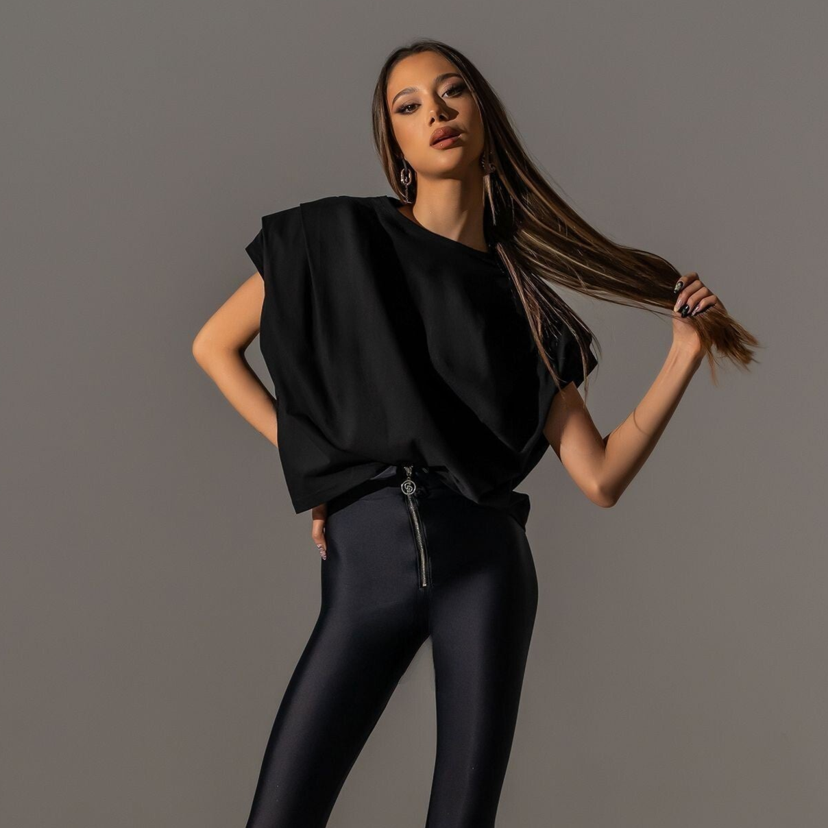 Tricou dama negru cu umeri supradimensionati N⁰23 Carolina D