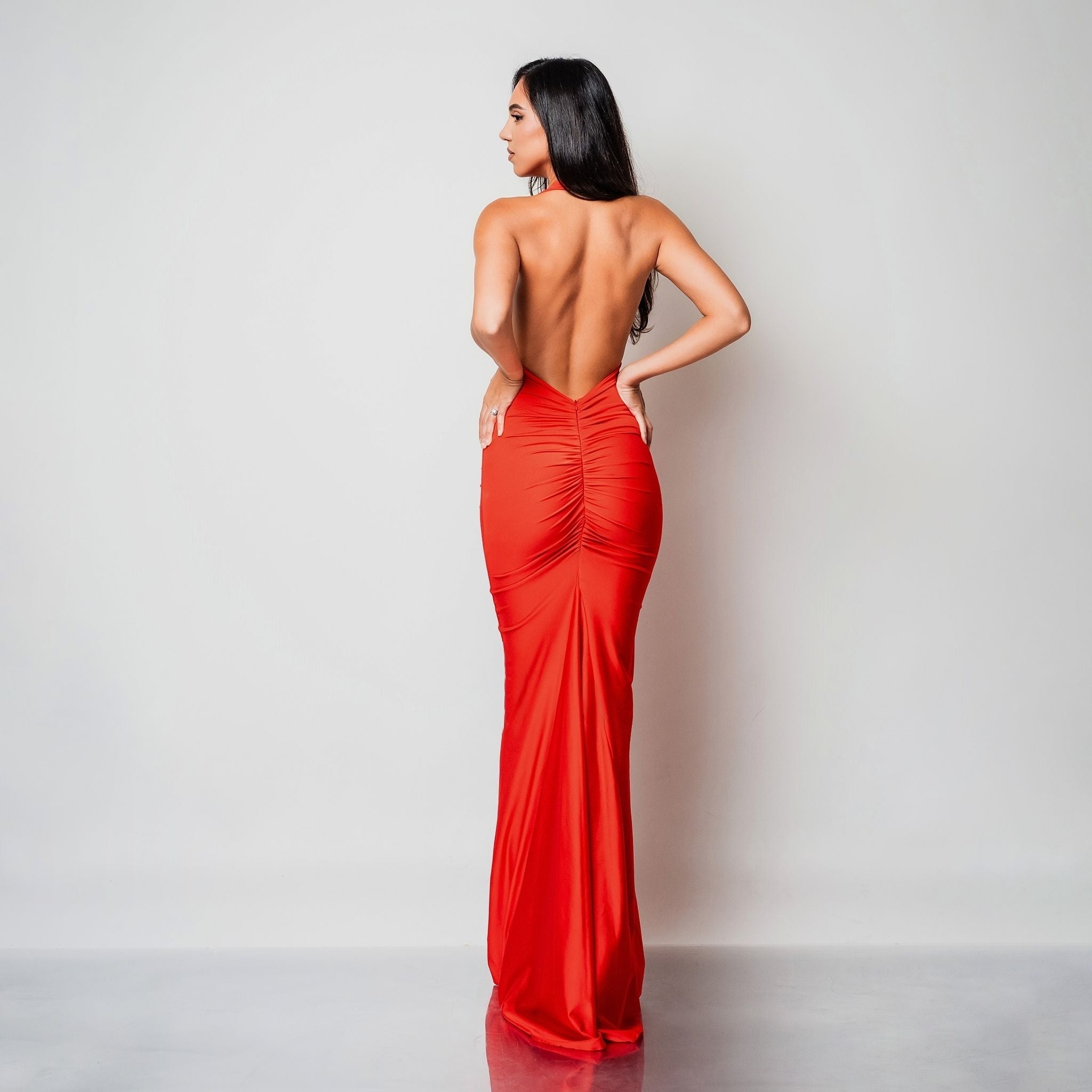Rochie lunga din lycra rosie cu decolteu halter spatele gol si drapaje Seraphine Carolina D