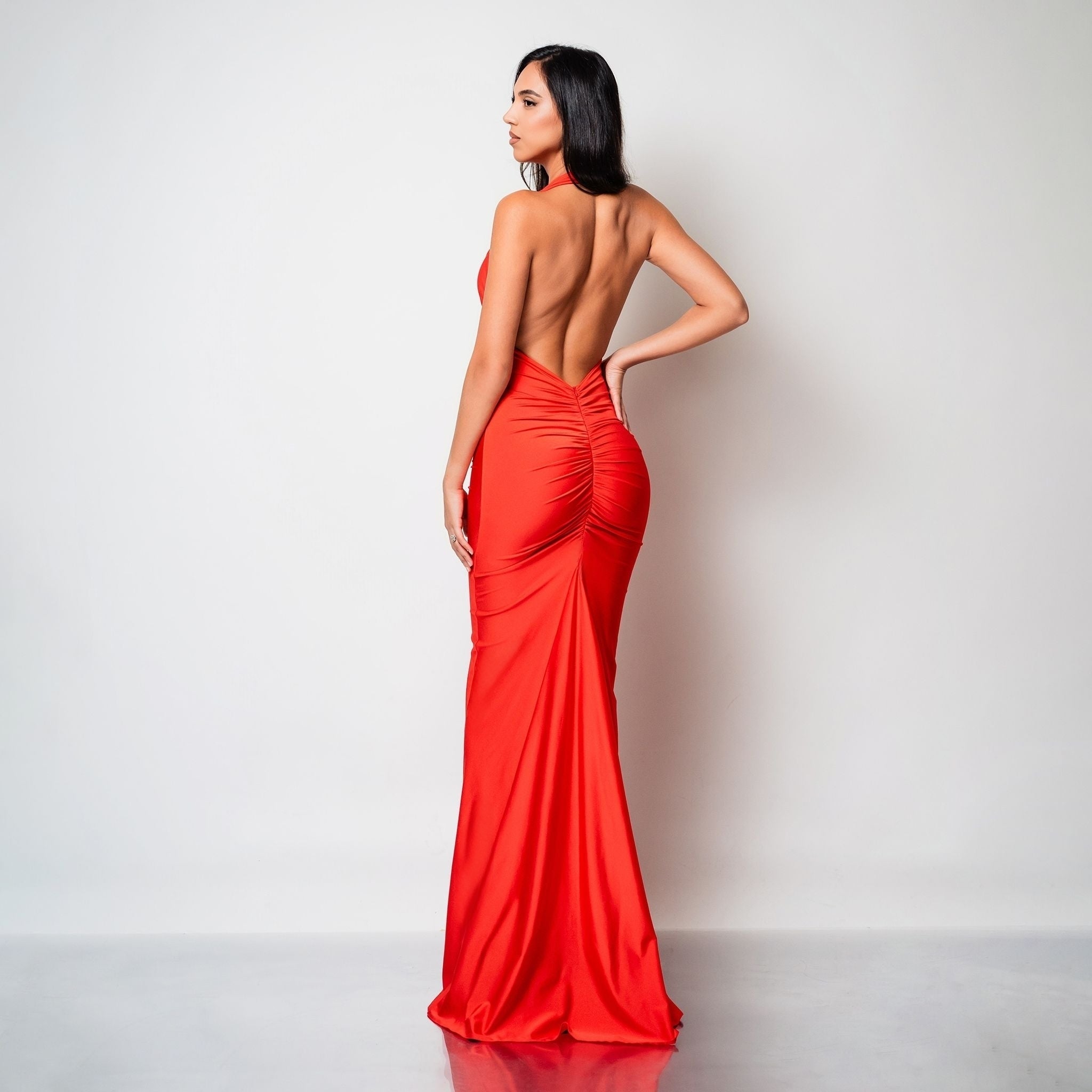 Rochie lunga din lycra rosie cu decolteu halter spatele gol si drapaje Seraphine Carolina D