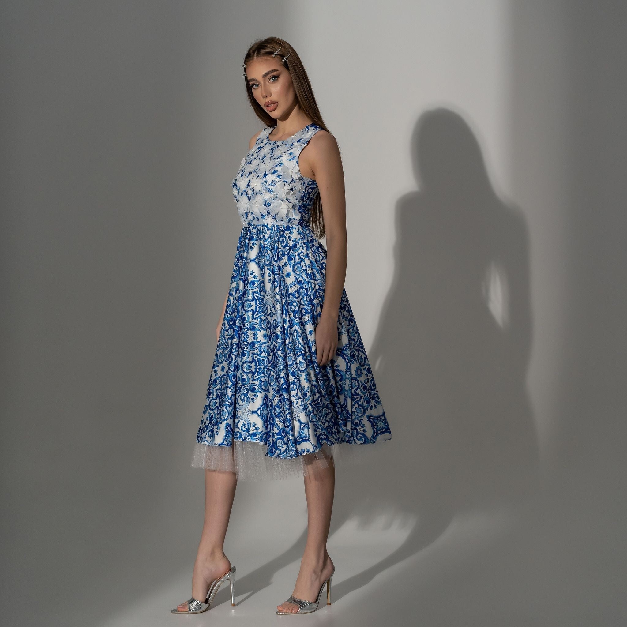 Rochie din matase printata cu bust decorat cu flori albe 3D Amina Carolina D