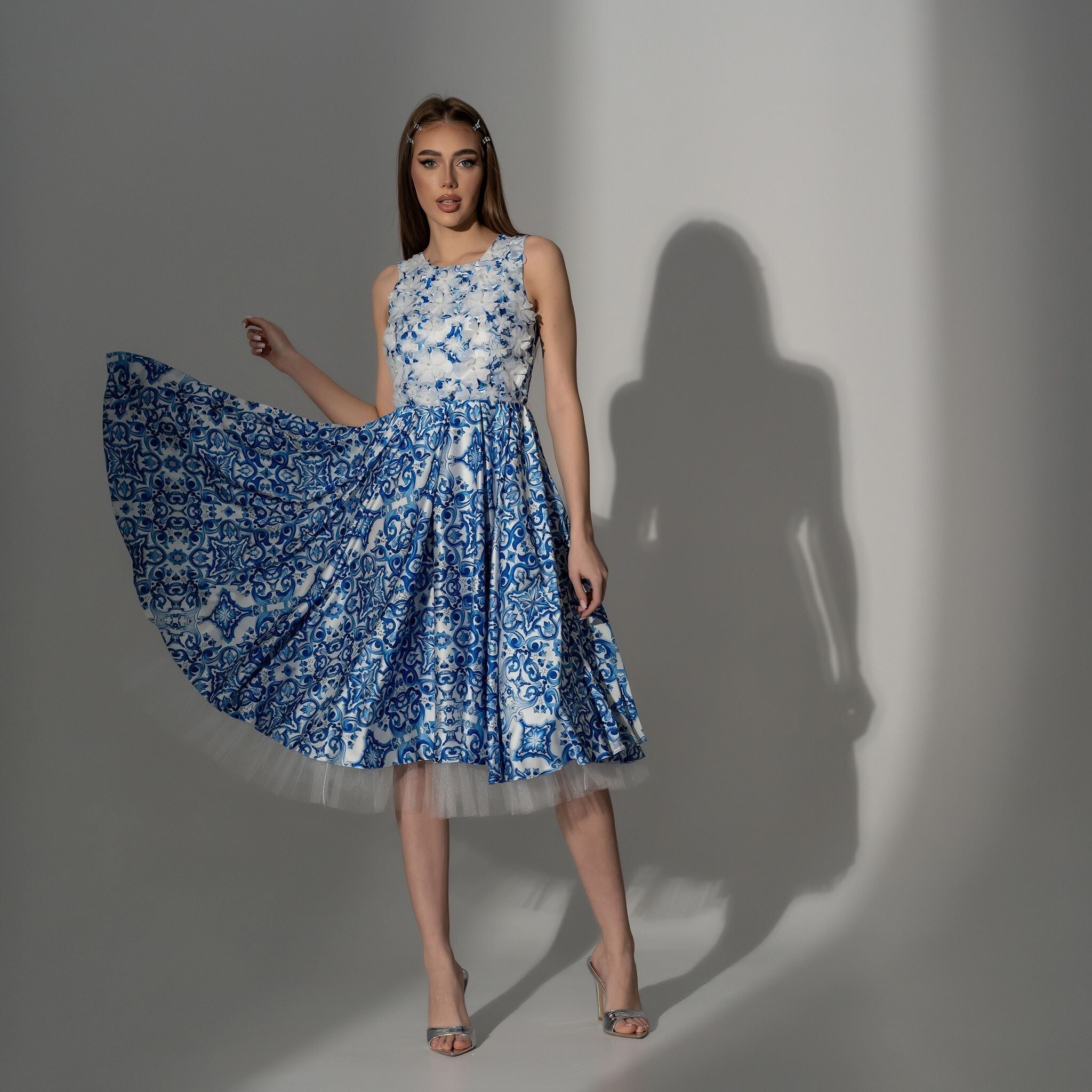 Rochie din matase printata cu bust decorat cu flori albe 3D Amina Carolina D