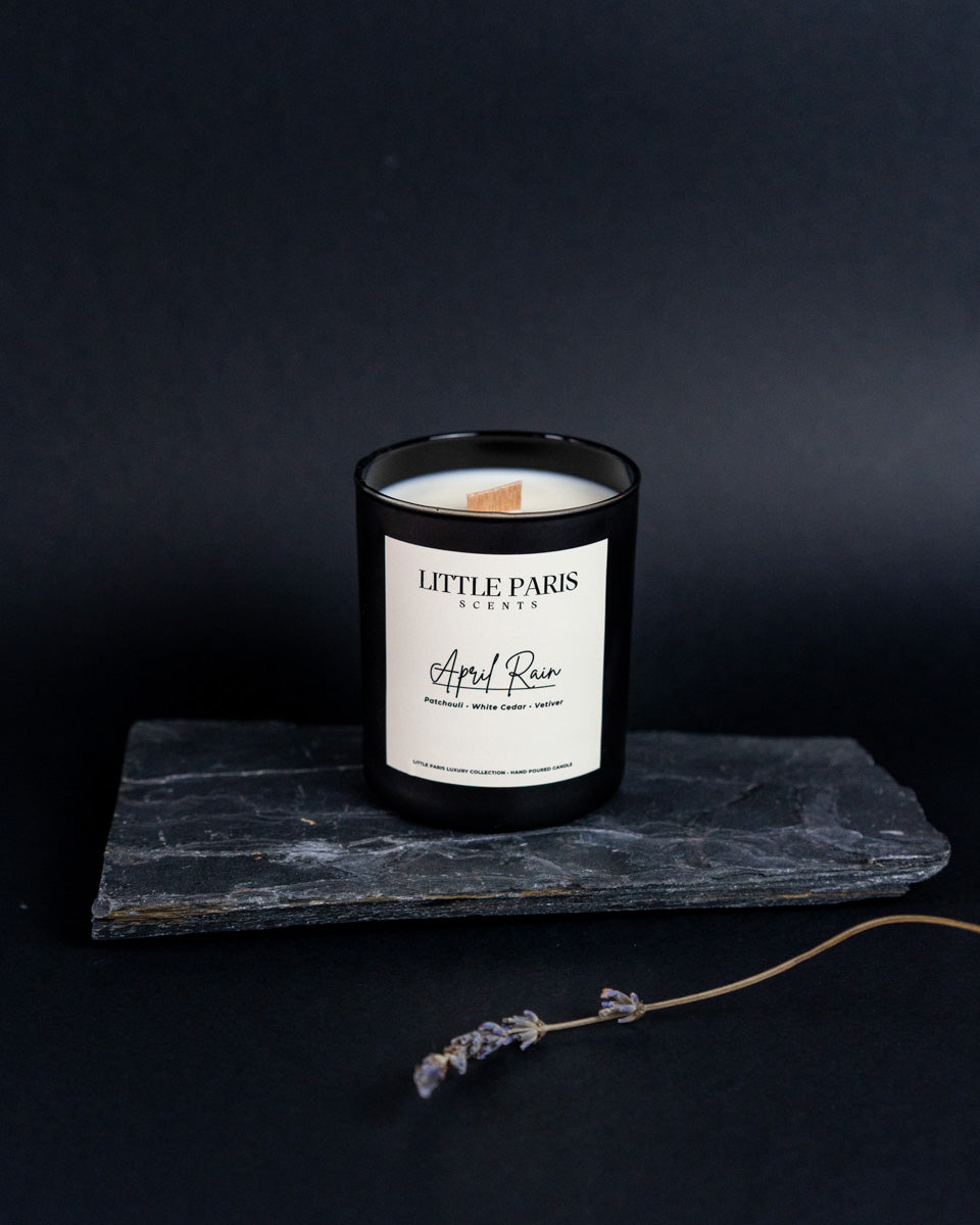 Lumânare parfumată April rain - Vetiver • Pachouli • Lemn de cedar Little Paris Atelier