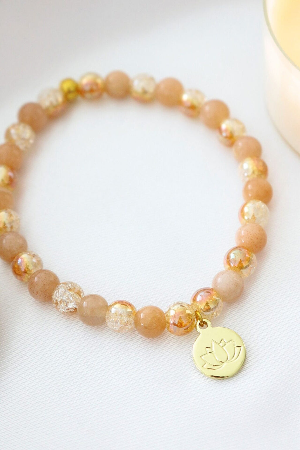 Brățară elastică cu Piatră Soarelui | Amuletă Floare de Lotus placată cu Aur 24K