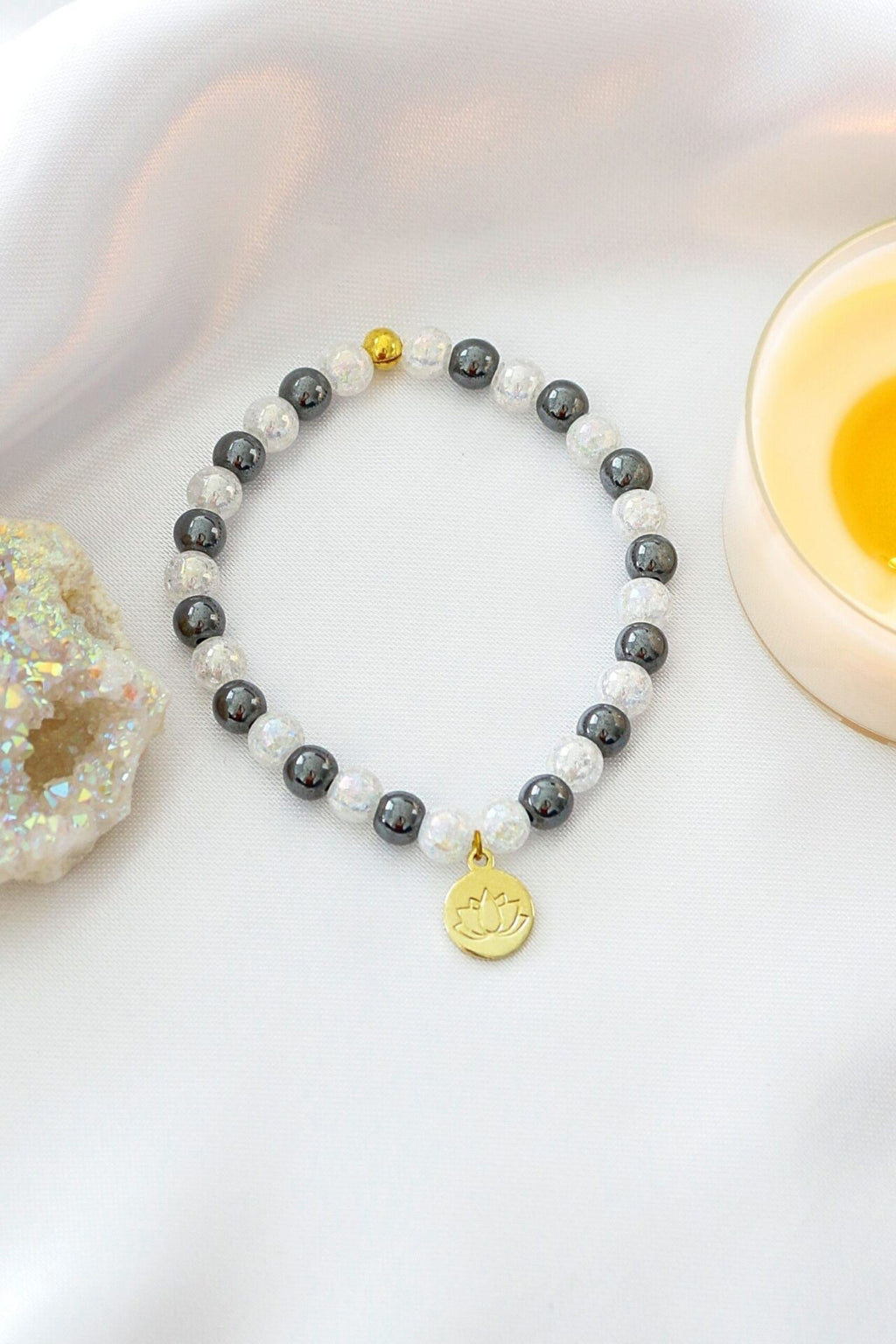 Brățară Elastică din Hematit | Amuletă Floare de Lotus placată cu Aur 24K