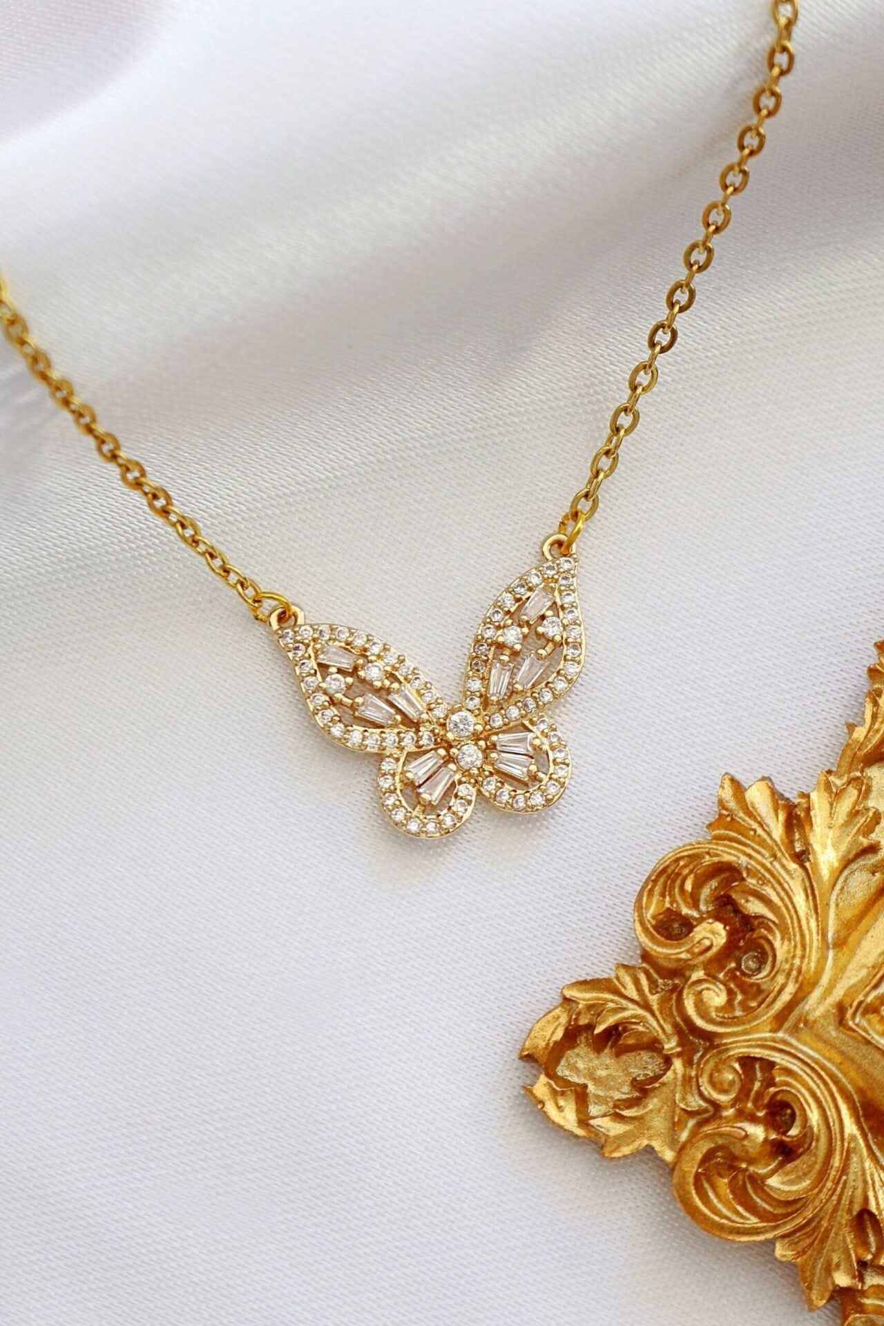 Colier cu pandantiv fluture din aur de 24K