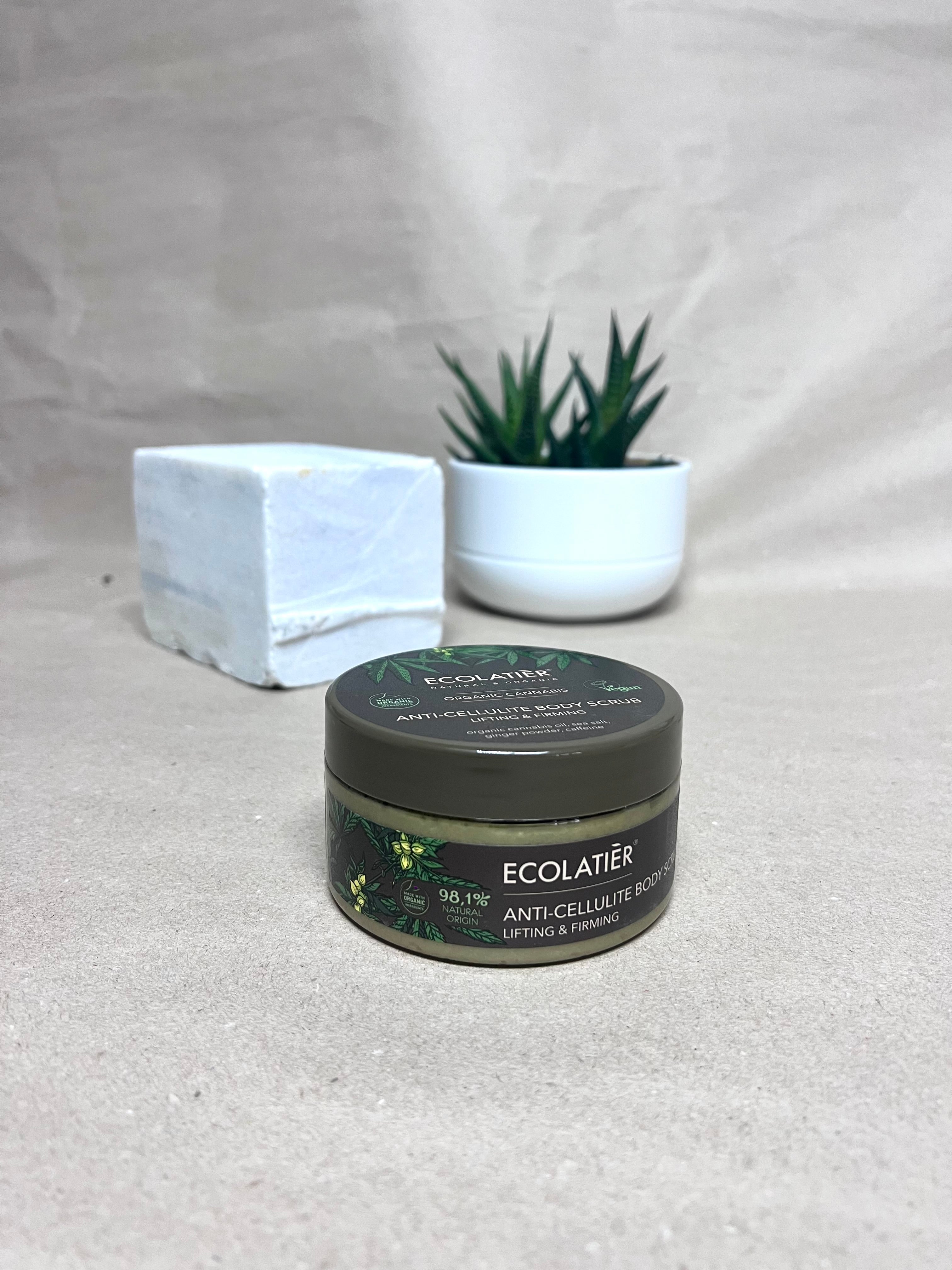 Exfoliant (Scrub) Corp Cu Ulei De Cânepă Sofiaman.ro