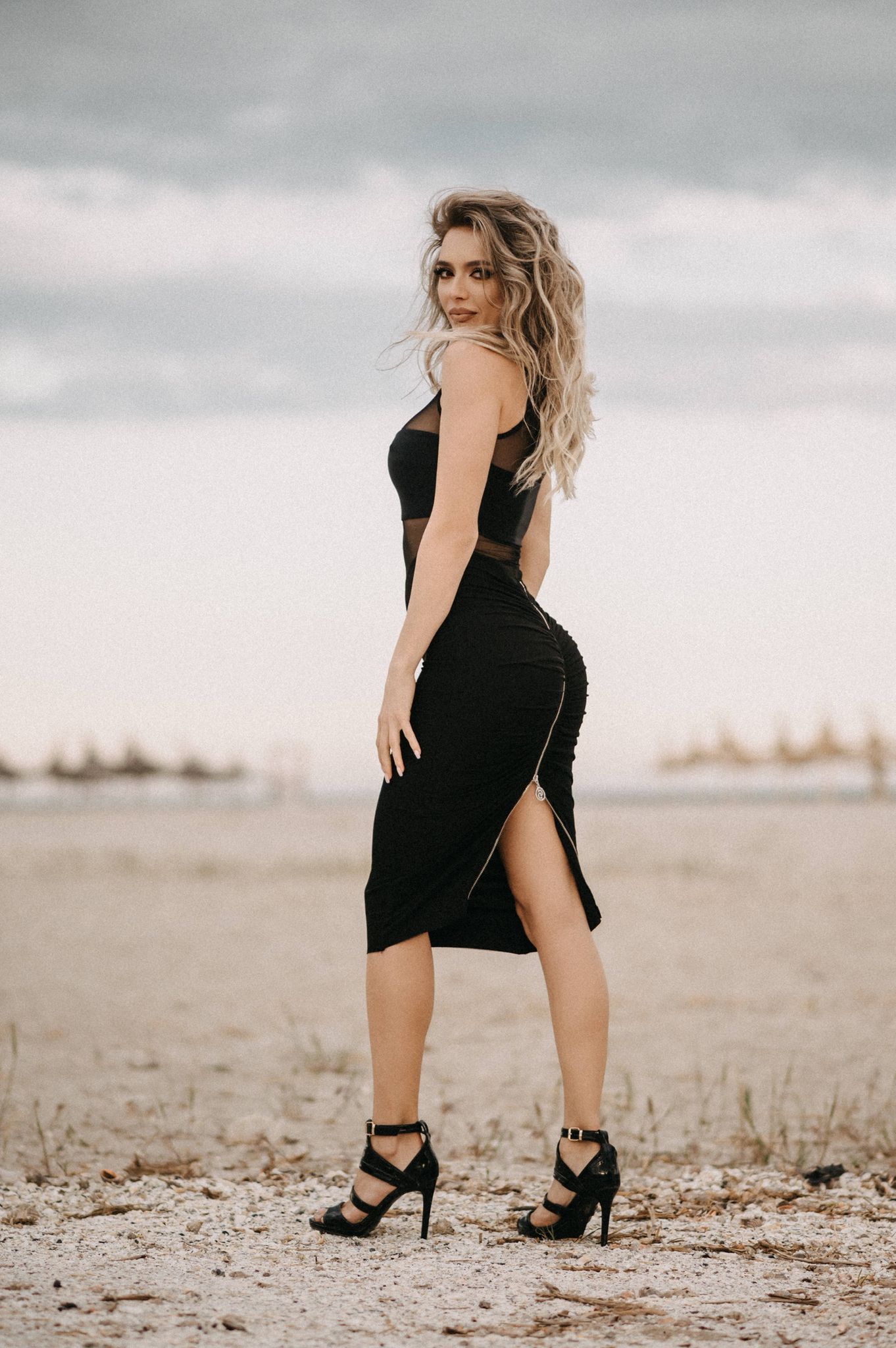 Rochie neagra din tulle cu fermoar la spate Heaven Carolina D