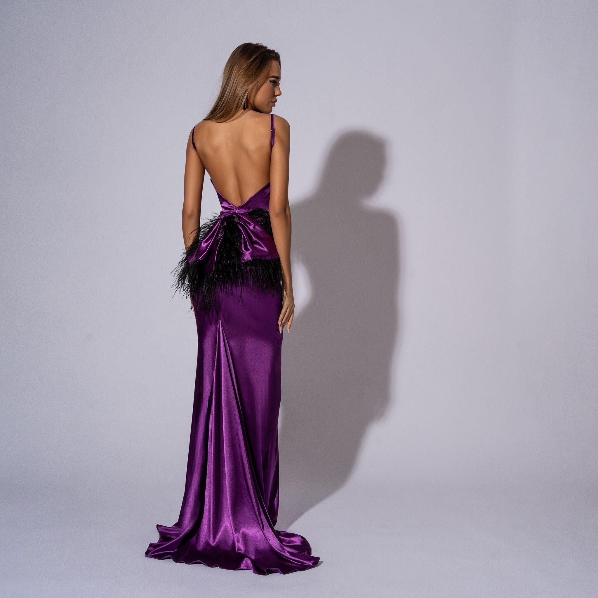Rochie lunga din satin mov cu funda, pene si spate gol New Serena Carolina D