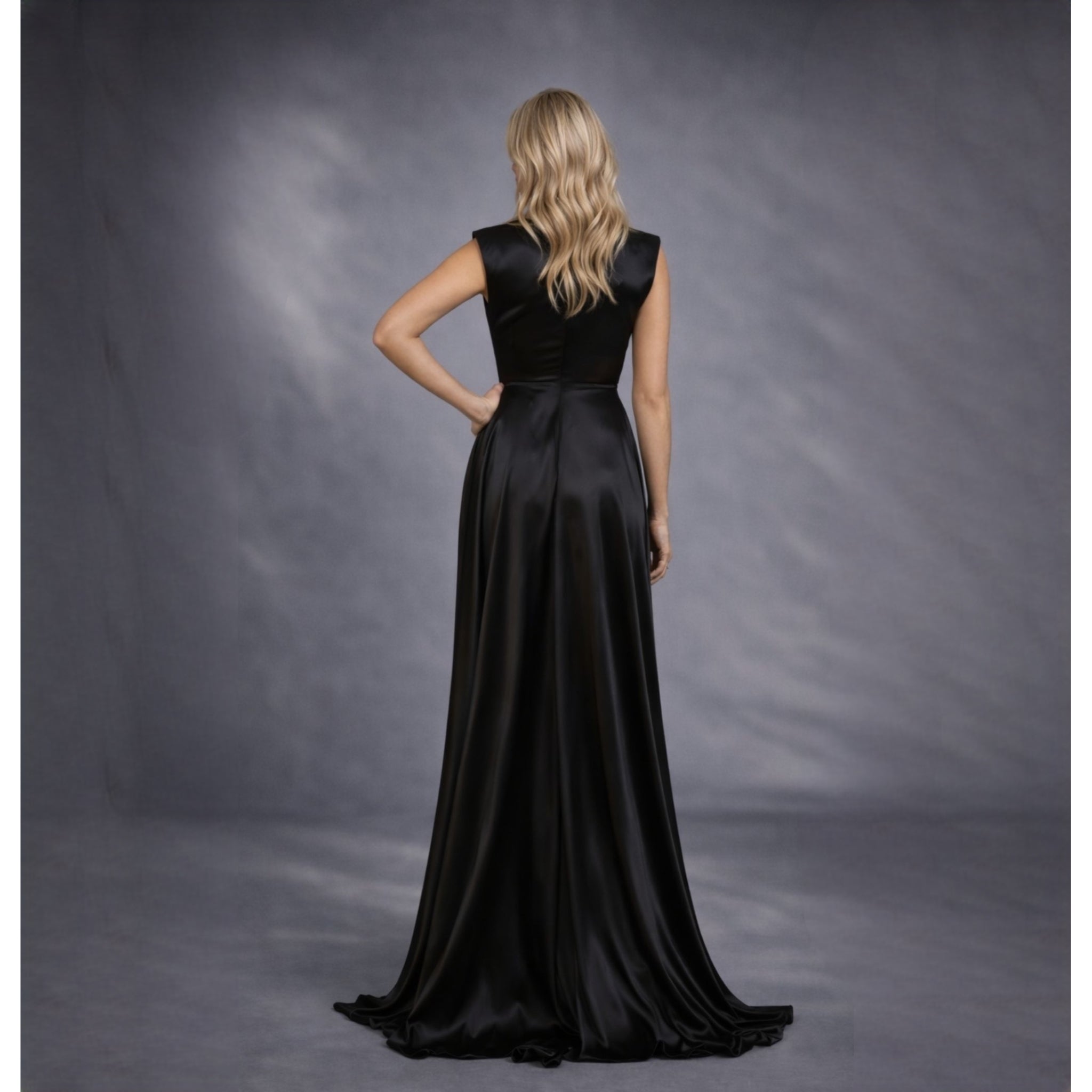 Rochie neagra lunga din satin cu nod in talie si despicatura London Carolina D